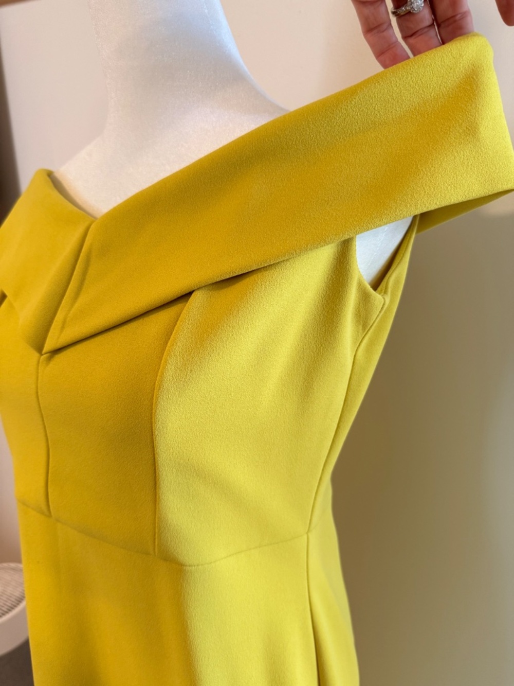 A standout Colour Chartreuse! - Picture 4 of 6